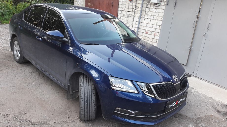 Skoda Octavia A7 FL-1,4TSI(CZDA)-МКП6-2018м/г - замена галогеновых фар на оригинальные светодиодные LED-фары головного освещения и калибровка оригинальной камеры заднего вида с динамическими траекториями на собственном калибровочном стенде в VAG-Coder.ru