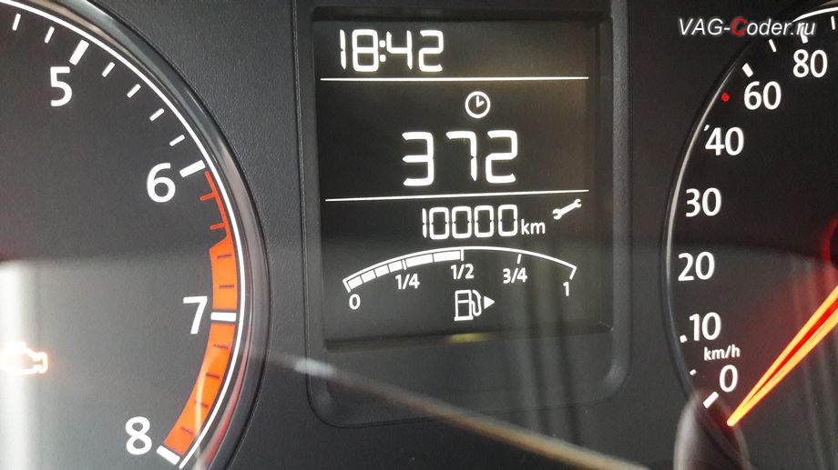 VW Polo-2014м/г - изменение межсервисного интервала по замене масла в 10 000 км, замена красной панели приборов на белую от VAG-Coder.ru