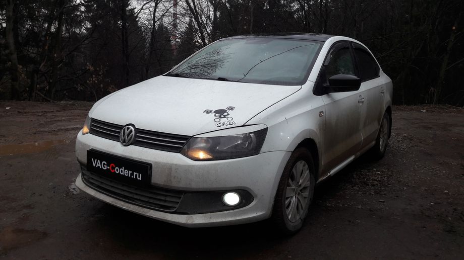 VW Polo-1,6MPI(CFNA)-МКП5-2014м/г - замена красной панели приборов на белую от VAG-Coder.ru