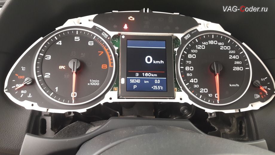 Audi Q5-2011м/г - тестовый запуск панели приборов показал, что экран дисплея заработал, но с быстрым мерцанием (на фото этого не видно, экран дисплея сильно стробит), ремонт панели приборов в VAG-Coder.ru