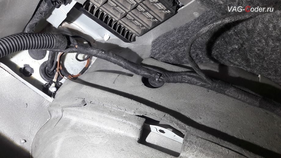 VW Touareg NF-2014м/г - внутренняя прокладка проводки по салону автомобиля, доустановка пакета оборудования функции комфортного открытия двери багажника ногой Easy Open в VAG-Coder.ru