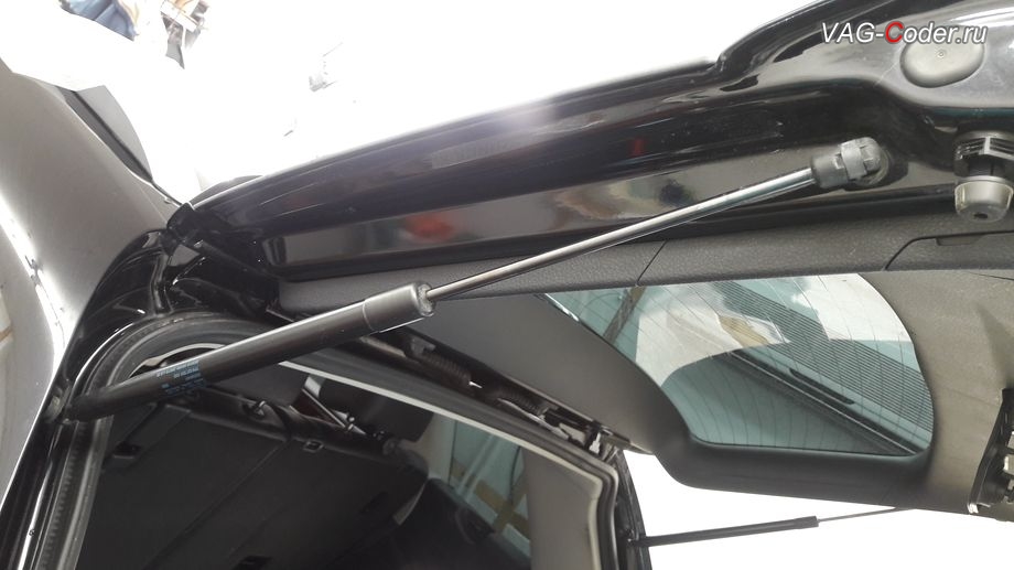 VW Touareg NF-2014м/г - в стоке автомобиль был укомплектован обычными газовыми упорами задней двери багажника, доустановка оригинального заводского пакета оборудования электропривода задней двери багажника от VAG-Coder.ru