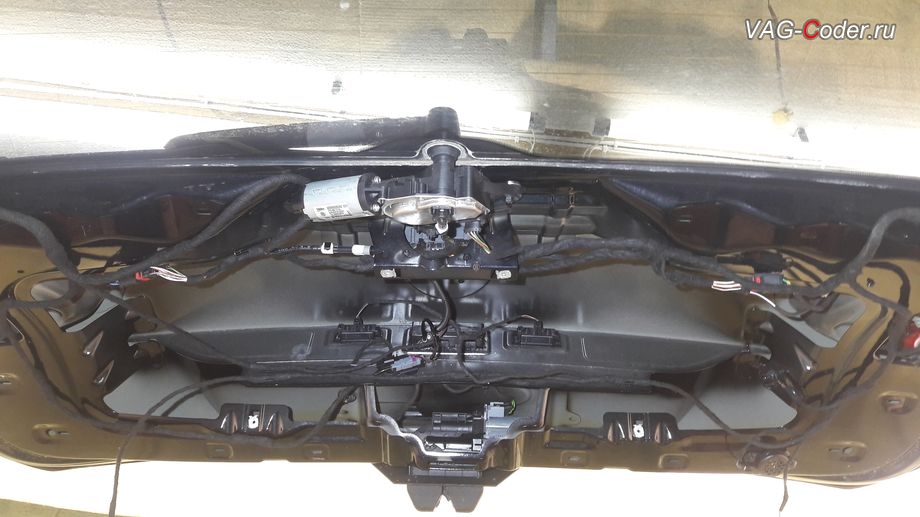 VW Touareg NF-2014м/г - протяжка проводки в задней двери багажника, доустановка оригинального заводского пакета оборудования электропривода задней двери багажника от VAG-Coder.ru