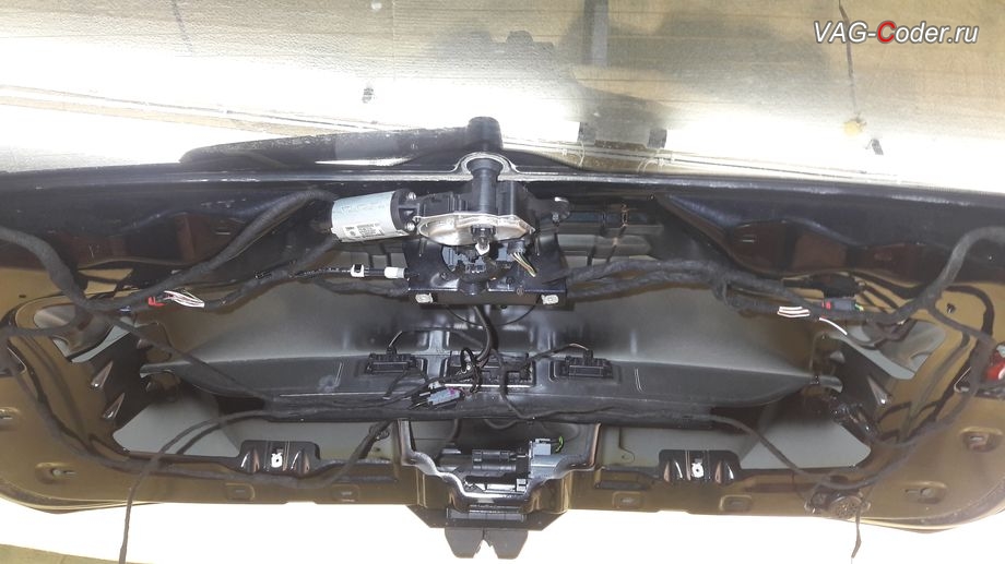 VW Touareg NF-2014м/г - протяжка проводки в задней двери багажника, доустановка оригинального заводского пакета оборудования электропривода задней двери багажника от VAG-Coder.ru