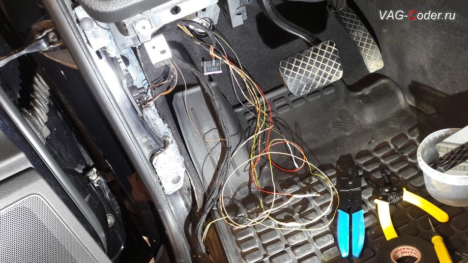 VW Touareg NF-2014м/г - внутренняя прокладка проводки, доустановка пакета оборудования функции комфортного открытия двери багажника ногой Easy Open (Изи Опен) в VAG-Coder.ru