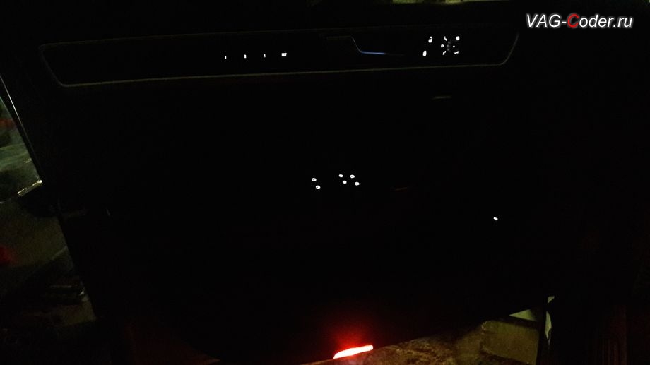 VW Touareg NF-2015м/г - вид в стоке без доустановленной интерьерной подсветки передней двери, доустановка пакета эстетической подсветки дверей в VAG-Coder.ru