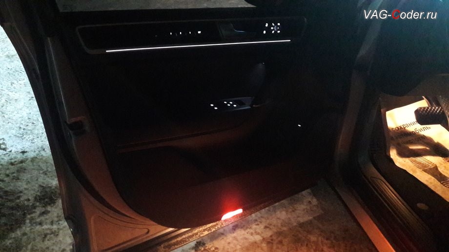 VW Touareg NF-2015м/г - вид после доустановленной интерьерной подсветки передней двери, доустановка пакета эстетической подсветки дверей в VAG-Coder.ru