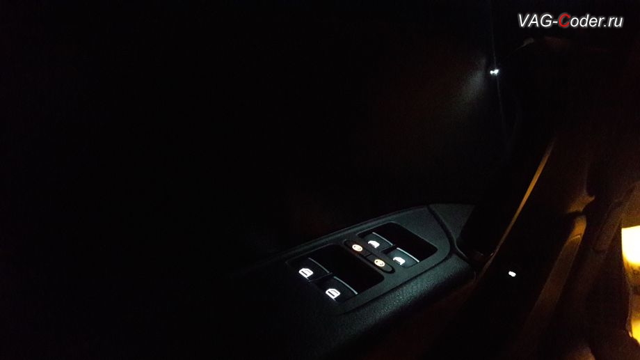 VW Touareg NF-2015м/г - вид подсветки ручки двери после доустановленной интерьерной подсветки передней двери водителя, доустановка пакета эстетической подсветки дверей в VAG-Coder.ru