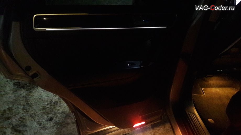 VW Touareg NF-2015м/г - вид после доустановленной интерьерной подсветки и плафона подсветки порога и проема задней двери, доустановка пакета эстетической подсветки дверей в VAG-Coder.ru