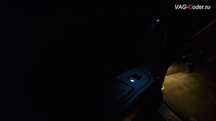 VW Touareg NF-2015м/г - вид подсветки ручки двери после доустановленной интерьерной задней двери, доустановка пакета эстетической подсветки дверей в VAG-Coder.ru