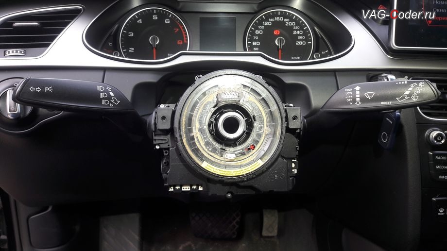 Audi A4 AllRoad B8-2014м/г - демонтаж руля под подготовку к замене подрулевого блока переключателей (стрекоза) с поддержкой функции круиз-контроля (GRA), доустановка и активации функции круиз-контроля (GRA) на Ауди A4(B8) Алроад в VAG-Coder.ru в Перми