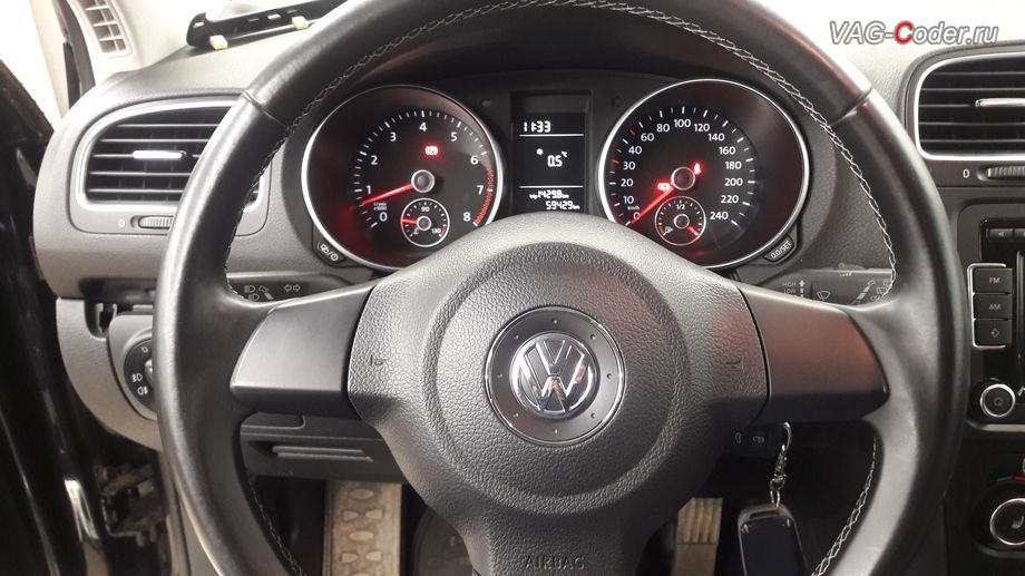 VW Golf VI-1,6MPI-МКП5-2013м/г - стоковый руль без кнопок управления мультимедиа и настройками в панели приборов, доустановка мультируля (MFL, руль с кнопками), доустановка круиз-контроля (GRA), замена простой приборки на расширенную панель комбинации приборов с MFA+ на Фольксваген Гольф 6 в VAG-Coder.ru в Перми