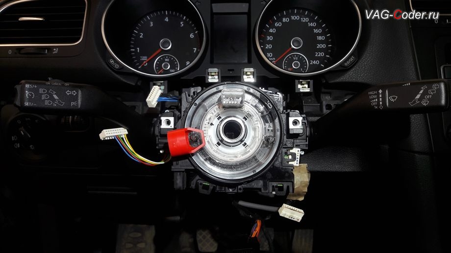 VW Golf VI-1,6MPI-МКП5-2013м/г - замена подрулевого блока переключателей (стрекоза) с поддержкой функции круиз-контроля (GRA) и возвратного кольца (улитка) с поддержкой работы функций мультируля (MFL, руль с кнопками), доустановка круиз-контроля (GRA), замена простой приборки на расширенную панель комбинации приборов с MFA+ на Фольксваген Гольф 6 в VAG-Coder.ru в Перми