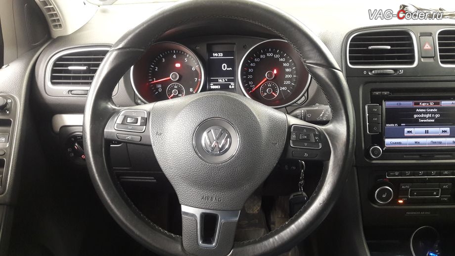 VW Golf VI-1,6MPI-МКП5-2013м/г - внейшний вид доустановленного мультируля, доустановка мультируля (MFL, руль с кнопками), доустановка круиз-контроля (GRA), замена простой приборки на расширенную панель комбинации приборов с MFA+ на Фольксваген Гольф 6 в VAG-Coder.ru в Перми