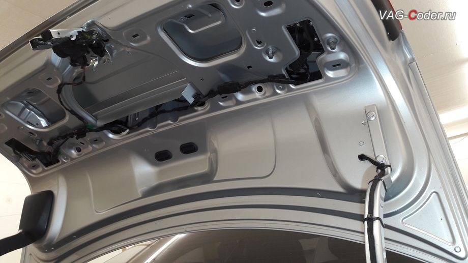 VW Jetta VI-2012м/г - протяжка проводки камеры заднего вида в крышке багажника, доустановка пакета оборудования камеры заднего вида с динамическими траекториями в VAG-Coder.ru в Перми