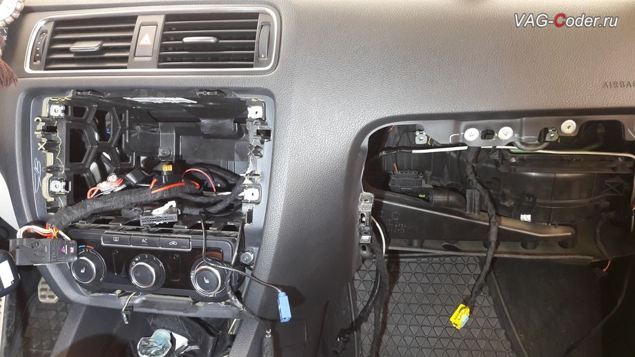 VW Jetta VI-2012м/г - общий вид прокладки проводки камеры заднего вида в центральной консоли, доустановка пакета оборудования камеры заднего вида с динамическими траекториями в VAG-Coder.ru в Перми