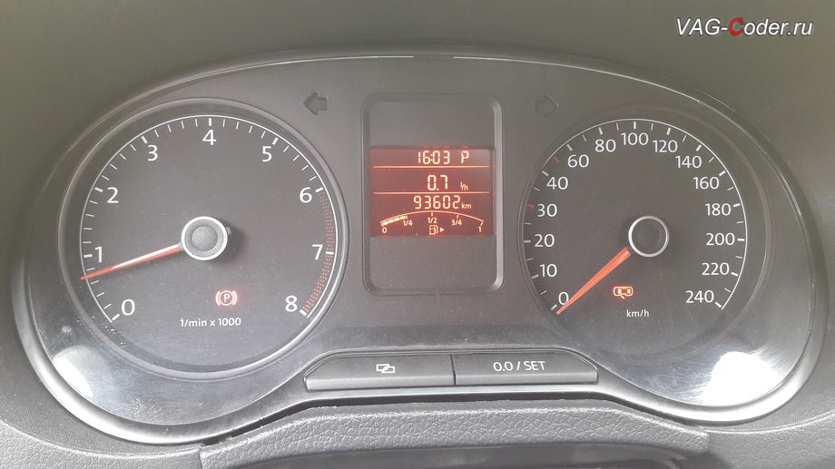VW Polo Sedan-2013м/г - устаревшая и неисправная панель приборов, замена красной приборки на новую белую панель комбинации приборов в VAG-Coder.ru в Перми