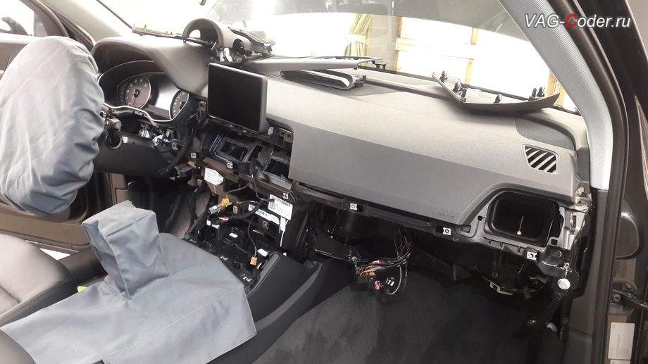Audi Q5 B9(FY)-2020м/г - подготовительные работы по разборке салона под доустановку оригинальной заводской магнитолы Audi MMI Navigation Plus (MIB-2 High) с навигацией и LTE, достановка оригинальной заводской топовой мультимедийной информационно-навигационной системы Audi MMI Navigation Plus (MIB-2 High) с навигацией и LTE на Ауди Ку5 B9 (FY)-2020м/г в VAG-Coder.ru в Перми