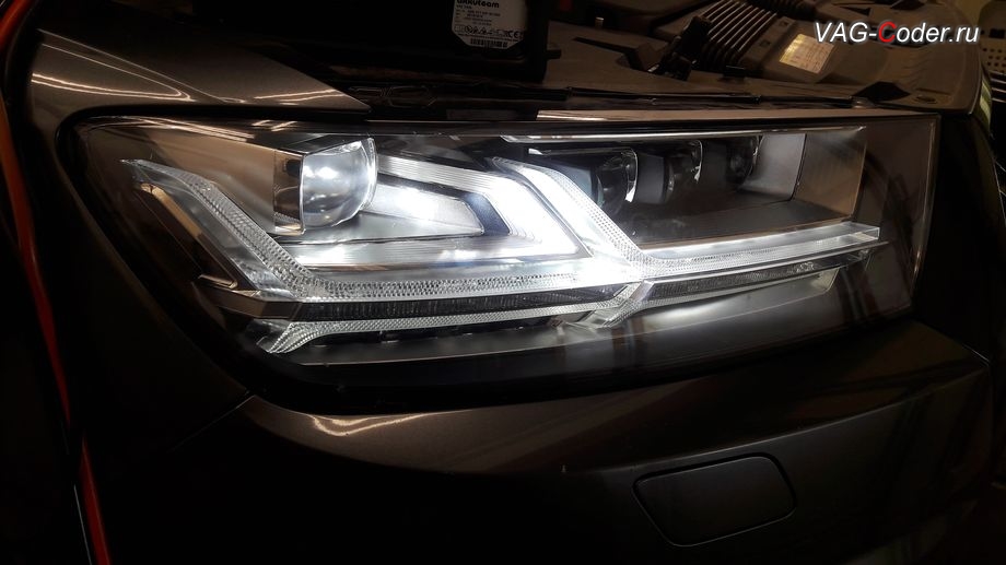 Audi Q7-2016м/г - внешний вид доустановленных матричных LED-фар в режиме Ближний свет, доустановка пакета оборудования матричных LED-фар (Matrix LED Beam) на Ауди Ку7 в VAG-Coder.ru в Перми
