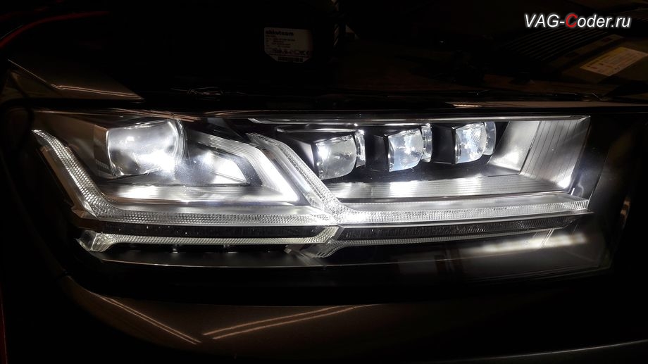Audi Q7-2016м/г - внешний вид доустановленных матричных LED-фар в режиме Дальний свет, доустановка пакета оборудования матричных LED-фар (Matrix LED Beam) на Ауди Ку7 в VAG-Coder.ru в Перми