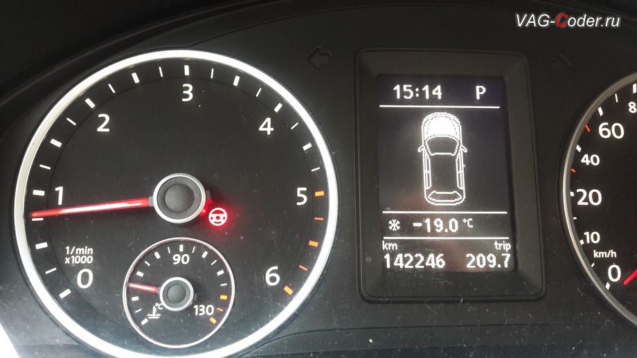 VW Tiguan-2010м/г - в панели комбинации приборов горит индикатор Красный руль неисправности усилителя руля, программное устранение ошибки Красный руль неисправности усилителя рулевого управления, перепрошивка блока усилителя руля на на Фольксваген Тигуан в VAG-Coder.ru в Перми