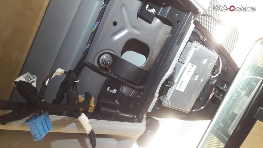 VW Tiguan NF-2020м/г - установка камеры ассистентов в заводскую площадку и разводка проводки под кожухом камеры ассистентов в ветром стекле, доустановка и калибровка на стенде, и активация пакета функций (FLA, Lane Assist, VZE) камеры ассистентов в ветровом стекле на Фольксваген Тигуан НФ в VAG-Coder.ru в Перми