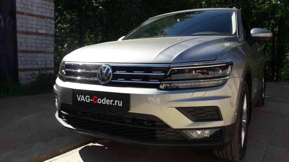 VW Tiguan NF-2,0TSI-4х4-DSG7-2020м/г - комплексные работы по кодированию и активации пакета скрытых заводских функций, программной активации эстетической подсветки смены цветов в магнитоле и в панели приборов с автоматической сменой цвета при выборе режима движения (Drive Mode), и программной активации новых ассистентов - Ассистент Движения по полосе Lane Assist (подруливания автомобиля по дорожной разметке, включая Адаптивное ведение по полосе), Ассистент Распознавания и отображения дорожных знаков в панели приборов Traffic Sign Detection (VZE), Ассистент городского автопилота с удержанием автомобиля в полосе при движении в городском потоке в пробках Трафик Джам (Traffic Jam Assist, TJA) и Ассистент аварийной остановки Emergency Assist (Эмердженси Асист) на Фольксваген Тигуан НФ в VAG-Coder.ru в Перми