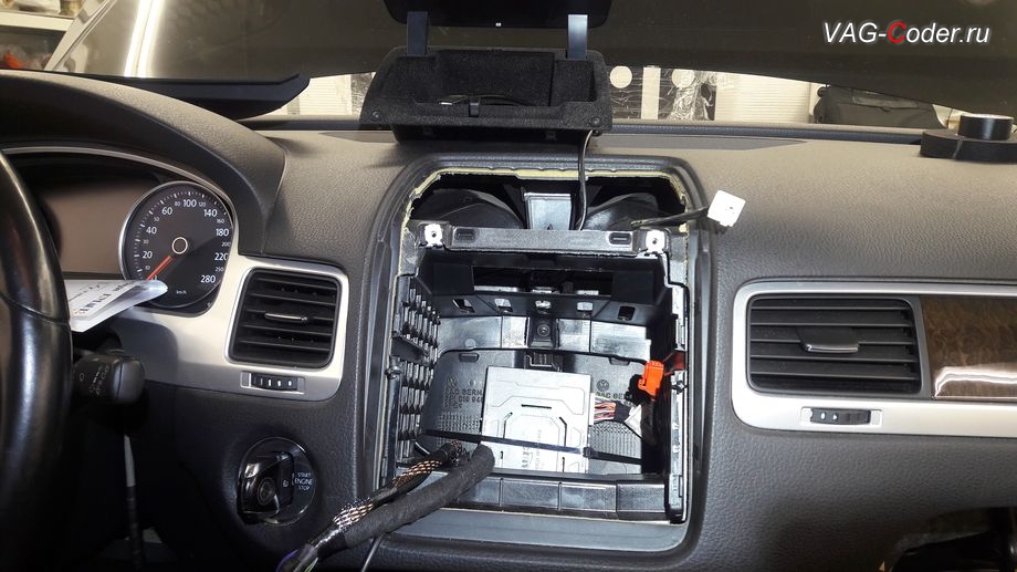 VW Touareg NF-2013м/г - место установки беспроводного Wi-Fi Apple CarPlay бокса, доустановка оборудования беспроводного Wi-Fi Apple CarPlay бокса (Bluetooth, Навигация, JoyeAuto) на штатную магнитолу RCD-550 на Фольксваген Туарег НФ в VAG-Coder.ru в Перми