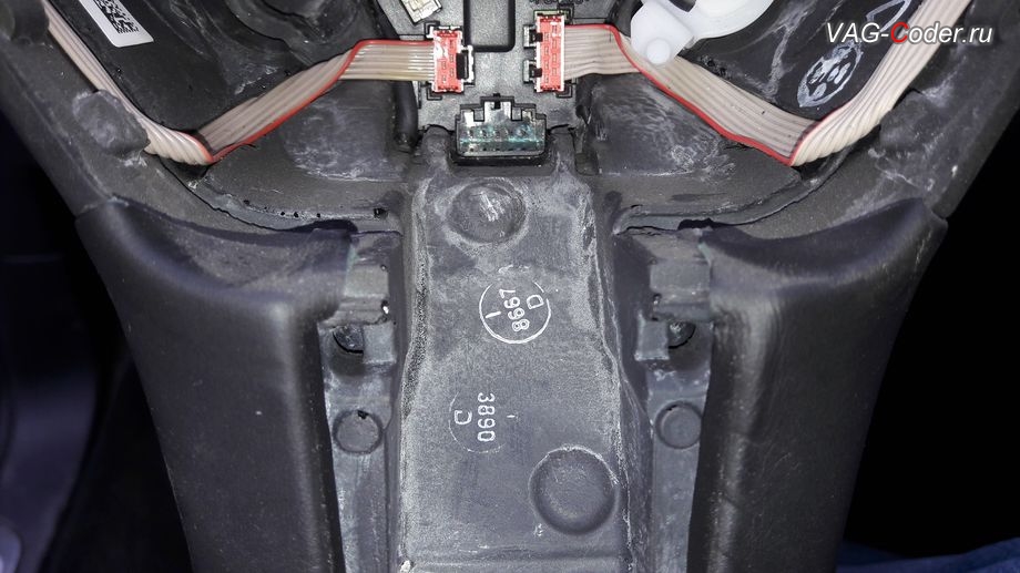VW Touareg NF-2014м/г - штатное место для доустановки вибромотора руля для полноценной работы функции ассистента Lane Assist (Ассистент движения по полосе при распознавании дорожной разметки) в VAG-Coder.ru в Перми