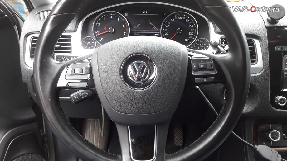 VW Touareg NF-2014м/г - общий внешний вид рулевого колеса с вибромотором для полноценной работы функции ассистента Lane Assist (Ассистент движения по полосе при распознавании дорожной разметки) в VAG-Coder.ru в Перми