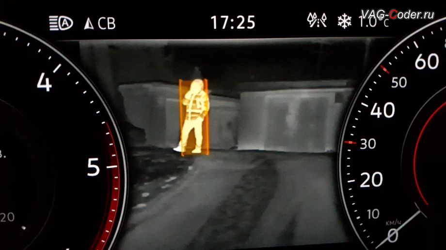 VW Touareg 3-2020м/г - работа системы ночного видения с картинкой изображения с инфракрасной камеры - распознан движущийся тепловой объект, доустановка инфракрасной камеры оригинальной заводской системы ночного видения Night Vision (Найт Вижен, Ночник) на Фольксваген Туарег 3 (CR) в VAG-Coder.ru в Перми