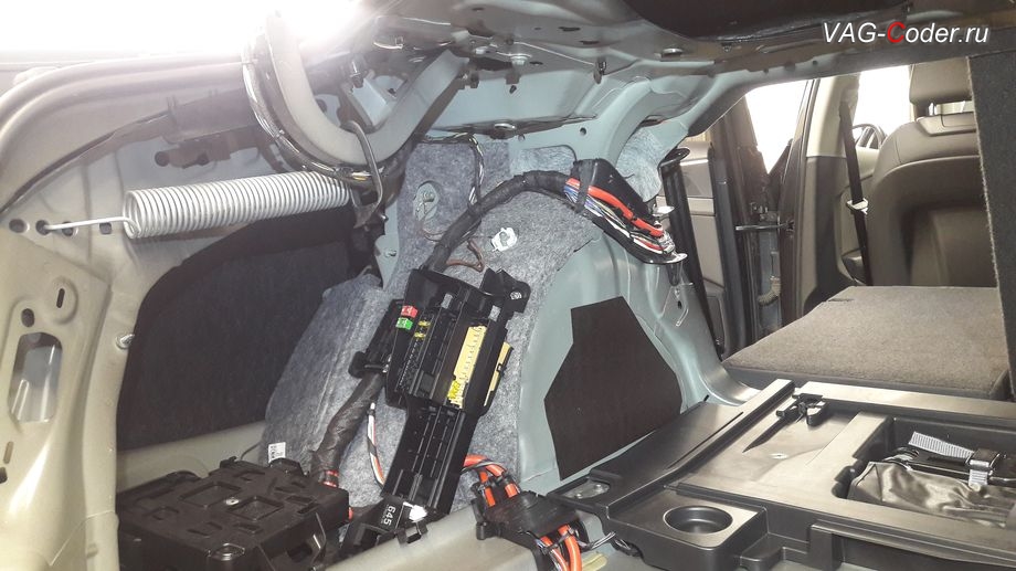 Audi A4 B9-2019м/г - подключение питания камеры заднего вида с динамическими траекториями в штатное место на блок предохранителей, доустановка штатной оригинальной камеры заднего вида с динамическими траекториями в ручке багажника на Ауди А4 Б9-2019м/г в VAG-Coder.ru в Перми