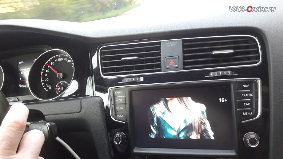 VW Golf 7-2013м/г - пример работающего просмотра видеофайлов на экране магнитолы во время движения автомобиля (VIM, Video In Motion), программное кодированию и активации пакета скрытых заводских функций, программная разблокировка просмотра видеофайлов в движении (VIM, Video In Motion), обновление устаревшей прошивки двигателя 1,4TSI(CHPZ), и перепрошивка руля в Тугой руль на Фольксваген Гольф 7 в VAG-Coder.ru в Перми