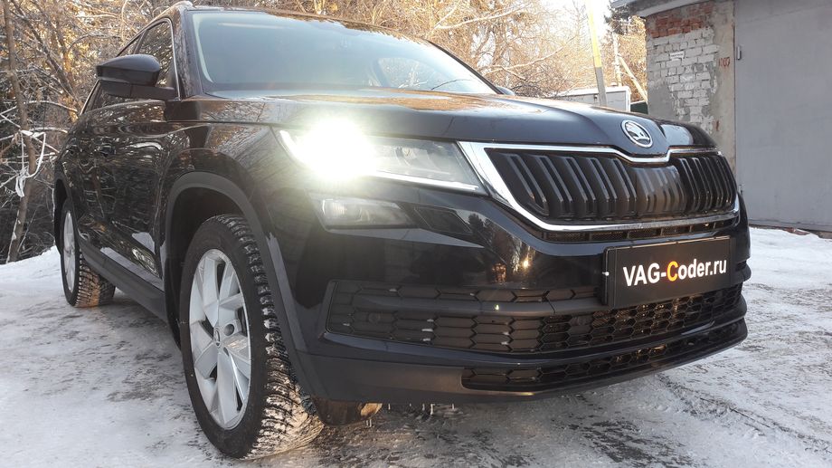 Skoda Kodiaq-2,0TDI-4х4-DSG7-2021м/г - доустановка и калибровка на стенде, и активации пакета функций камеры ассистентов нового поколения 2Q0 в ветром стекле - Ассистент управления дальним светом FLA (автоматическое переключение Ближнего-Дальнего света), Ассистент Движения по полосе Lane Assist (подруливания автомобиля по дорожной разметке, включая Адаптивное ведение по полосе), Ассистент городского автопилота с удержанием автомобиля в полосе при движении в городском потоке в пробках Трафик Джем Ассист (Trafic Jam Assist, TJA, работа Lane Assist до полной остановки и при начале движения), Ассистент аварийной остановки Emergency Assist (Эмердженси Асист, Ассистент аварийного торможения) на Шкода Кодиак в VAG-Coder.ru в Перми