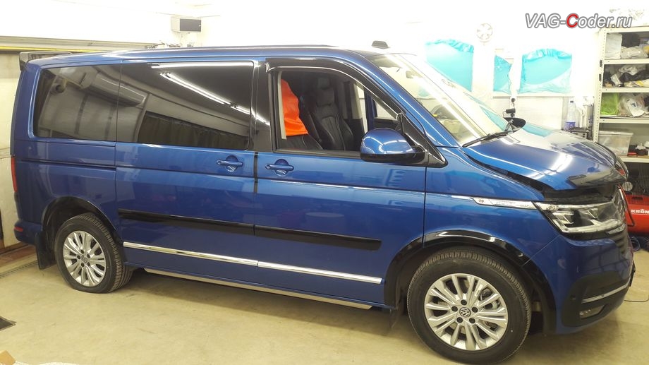 VW Multivan T6.1-2021м/г - машина в работе в боксе компании VAG-Coder , доустановка камеры ассистентов 2Q0 и программная активации пакета новых функций камеры ассистентов в ветровом стекле - Ассистент управления дальним светом FLA (автоматическое переключение Ближнего-Дальнего света) и Ассистент Движения по полосе Lane Assist (подруливание автомобиля по дорожной разметке, включая Адаптивное ведение по полосе) на Фольксваген Мультивен Т6.1 в VAG-Coder.ru в Перми