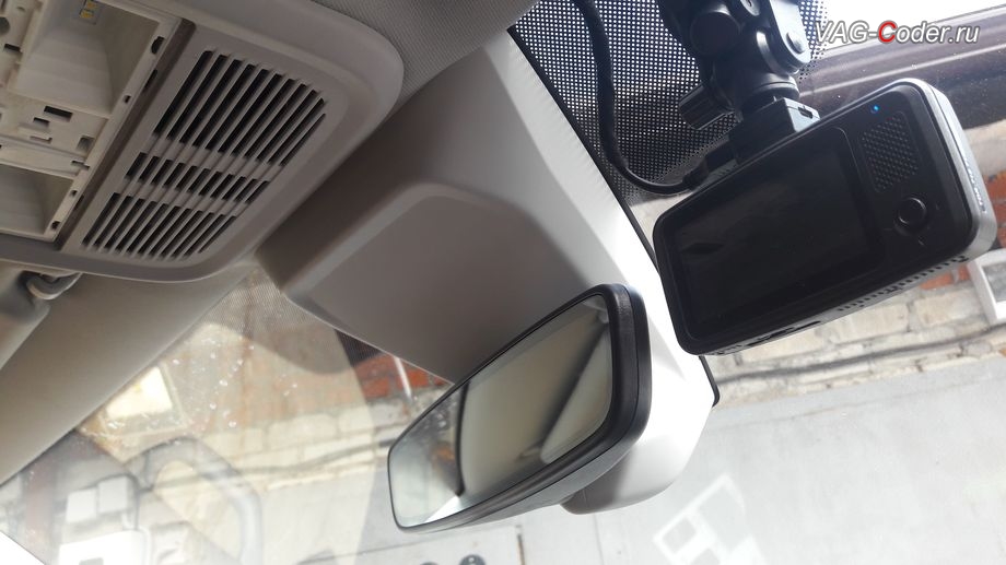 VW Multivan T6.1-2021м/г - внешний вид в салоне автомобиля нового замененного зеркала с автозатемнением и кожухов камеры ассистентов в ветровом стекле, доустановка камеры ассистентов 2Q0 и программная активации пакета новых функций камеры ассистентов в ветровом стекле - Ассистент управления дальним светом FLA (автоматическое переключение Ближнего-Дальнего света) и Ассистент Движения по полосе Lane Assist (подруливание автомобиля по дорожной разметке, включая Адаптивное ведение по полосе) на Фольксваген Мультивен Т6.1 в VAG-Coder.ru в Перми
