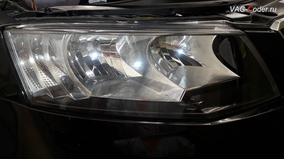 Skoda Octavia A7-2014м/г - внешний вид в стоке - с завода стоят галогеновые фары, доустановка оригинальных заводских адаптивных фар Bi-Xenon с полосками LED ДХО на Шкода Октавия А7 в VAG-Coder.ru в Перми