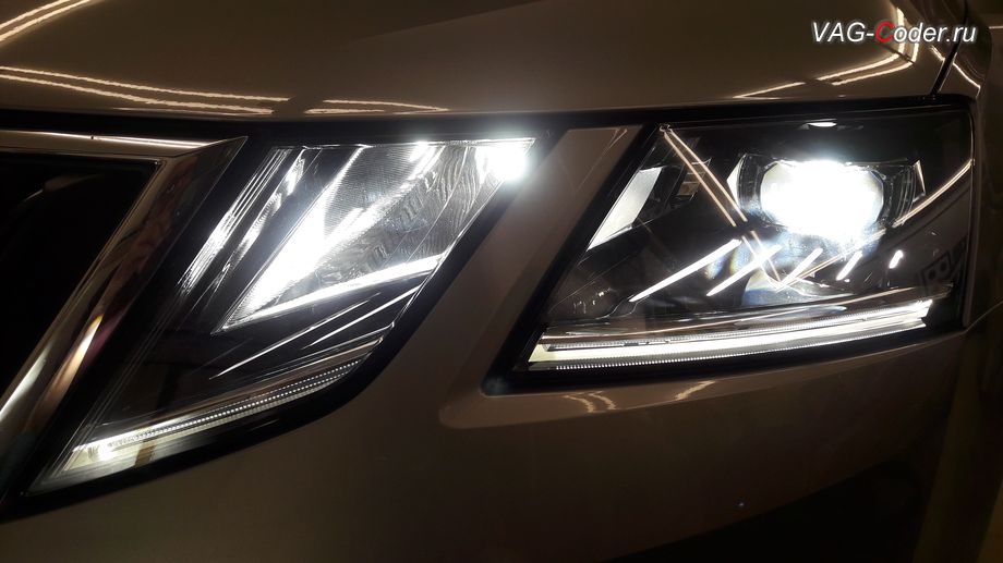 Skoda Octavia A7 FL-2020м/г - внешний вид работы светодиодных LED-фар в режиме Дальний свет, доустановка оригинальных заводских светодиодных LED-фар на Шкода Октавия А7 ФЛ в VAG-Coder.ru в Перми