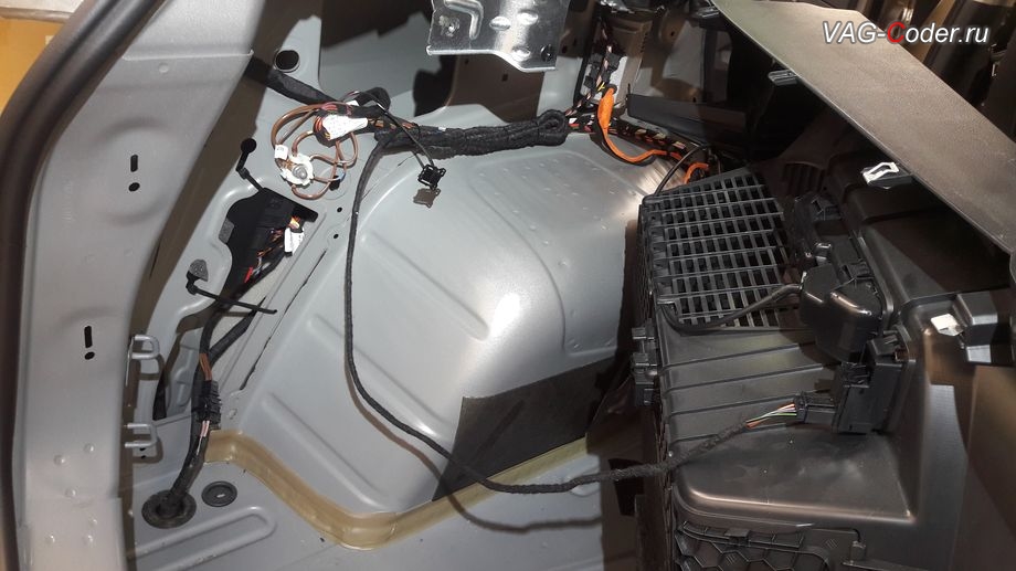 VW Tiguan NF-2019м/г - подключение жгута проводки от блока управления оригинального выкидного фаркопа с электроприводом (ТСУ) в салоне автомобиля, доустановка и программная активация функций оригинального выкидного фаркопа с электроприводом (ТСУ) на Фольксваген Тигуан НФ в VAG-Coder.ru в Перми