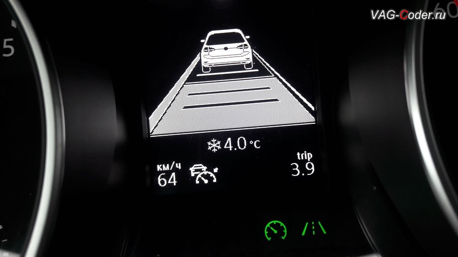 VW Tiguan NF-2019м/г - окно работы и визуальное индикация в панели приборов работы ассистента Движения по полосе при движения по дороге с обнаружением и распозованием дорожной разметки, программная активация дополнительного управления расширенными функциями Lane Assist (Ассистент движения по полосе - подруливания автомобиля по дорожной разметке) - Адаптивное ведение по полосе (позволяет адаптивно двигаться в центре полосы дорожной разметки) и Вибрация (предупреждения вибрацией руля при сходе с полосы движения по дорожной разметке), доустановка и калибровка на стенде, и активация пакета функций (FLA, Lane Assist, VZE, Traffic Jam Assist, Emergency Assist) камеры ассистентов в ветровом стекле на Фольксваген Тигуан НФ в VAG-Coder.ru в Перми