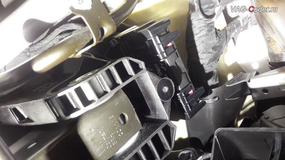 VW Tiguan NF-2019м/г - установка блока управления фарами FSM на свое штатное место, замена фар с LED Basis на светодиодные фары LED Mid с системой динамического адаптивного освещения (DLA) на Фольксваген Тигуан НФ в VAG-Coder.ru в Перми