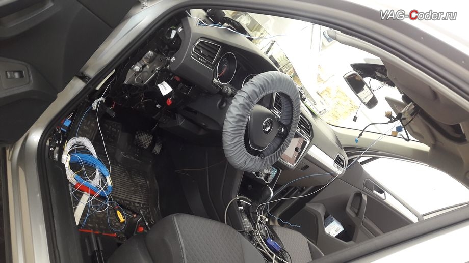 VW Tiguan NF-2020м/г - в процессе выполнения работ, доустановка салонного зеркала заднего вида с автозатемнением на Фольксваген Тигуан НФ в VAG-Coder.ru в Перми