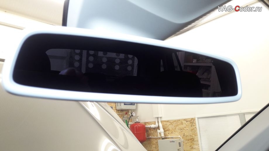 VW Tiguan NF-2020м/г - затемненный режим работы салонного зеркала заднего вида с автоматическим затемнением, доустановка салонного зеркала заднего вида с автозатемнением на Фольксваген Тигуан НФ в VAG-Coder.ru в Перми