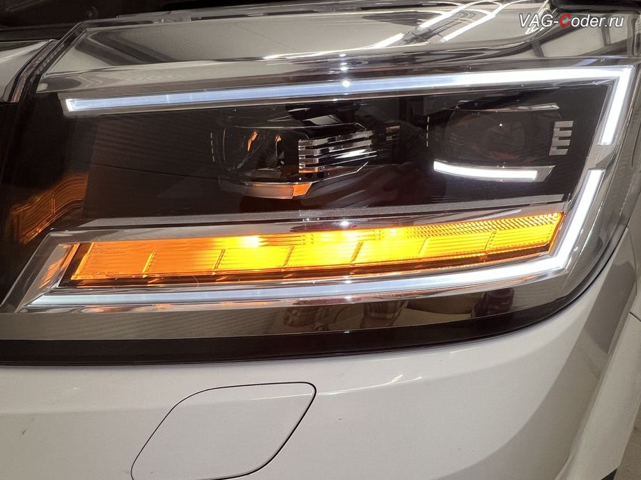 VW Crafter 2-2020м/г - внешний вид работы поворота с притуханием LED ДХО вполнакала (Дневных ходовых огней) на доустановленных фарах LED Low, замена стоковых галогеновых фар на заводские оригинальные фары LED Low на Фольксваген Крафтер 2 в VAG-Coder.ru в Ростове-на-Дону