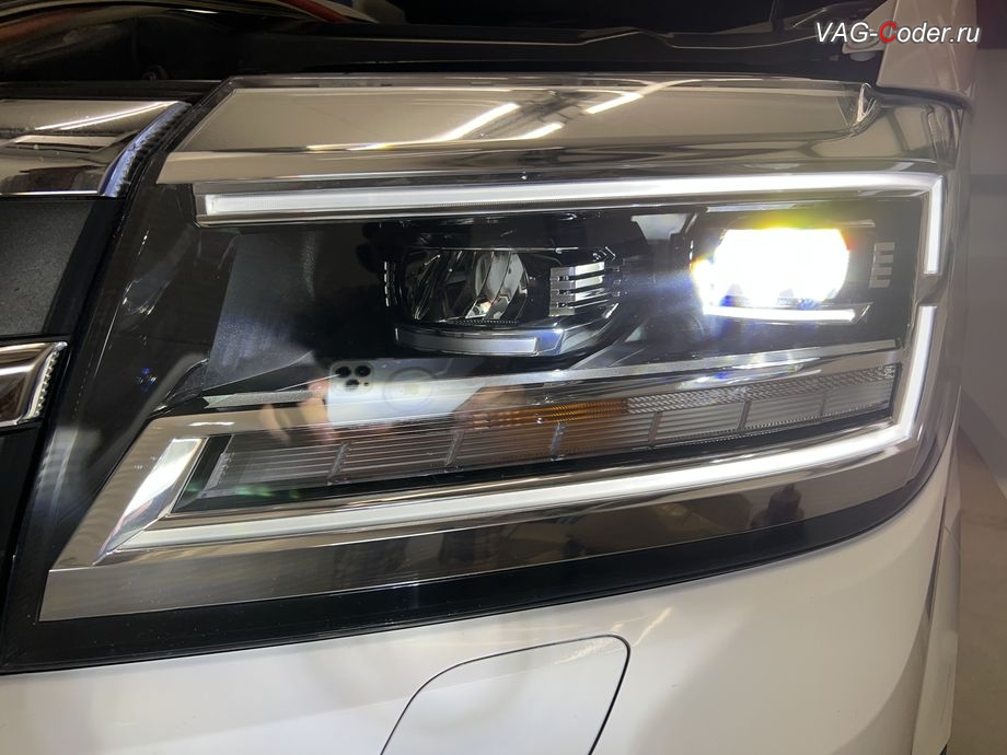 VW Crafter 2-2020м/г - внешний вид работы Ближнего света на доустановленных фарах LED Low, замена стоковых галогеновых фар на заводские оригинальные фары LED Low на Фольксваген Крафтер 2 в VAG-Coder.ru в Ростове-на-Дону