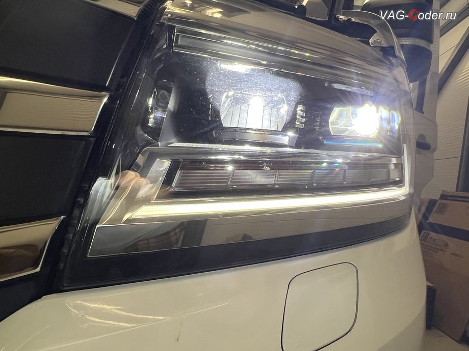 VW Crafter 2-2020м/г - внешний вид работы Ближнего и Дальнего света на доустановленных фарах LED Low, замена стоковых галогеновых фар на заводские оригинальные фары LED Low на Фольксваген Крафтер 2 в VAG-Coder.ru в Ростове-на-Дону