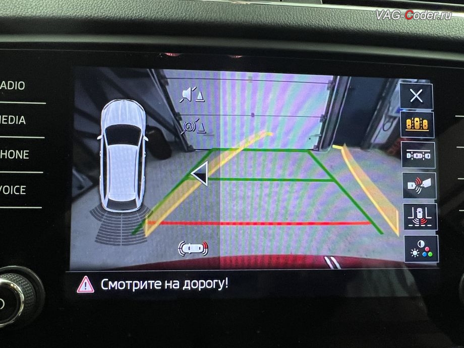 Skoda Octavia A7 FL-2018м/г - визуальная картинка в магнитоле работы камеры заднего вида с динамическими траекториями и задним парктроником, подключение и программная прописка с калибровкой на стенде оригинальной штатной камеры заднего вида с динамическими траекториями и омывателем на Шкода Октавия А7 ФЛ в VAG-Coder.ru в Ростове-на-Дону