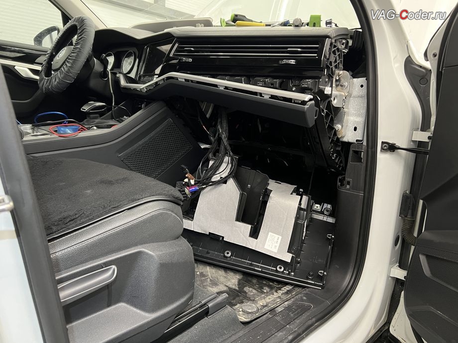 VW Touareg 3 (CR)-2020м/г - в процессе выполнения работ по доустановке оригинальной камеры заднего вида с динамическими траекториями в ручке открытия в двери багажника, доустановка и программная активация оригинальной камеры заднего вида с динамическими траекториями на Фольксваген Туарег 3 (CR) в VAG-Coder.ru в Ростове-на-Дону