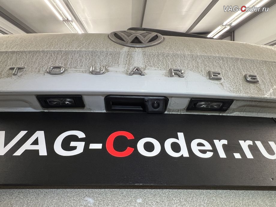 VW Touareg 3 (CR)-2020м/г - новая оригинальная камера заднего вида с динамическими траекториями в ручке открытия двери багажника - установлена, доустановка и программная активация оригинальной камеры заднего вида с динамическими траекториями на Фольксваген Туарег 3 (CR) в VAG-Coder.ru в Ростове-на-Дону