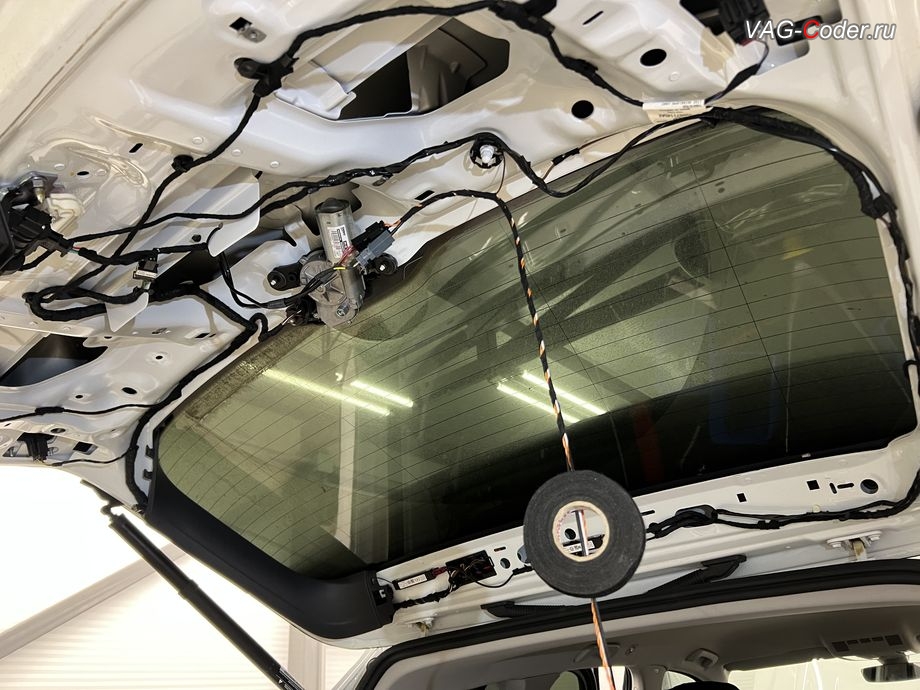 VW Touareg 3 (CR)-2020м/г - подключение и протяжка жгутов проводки оригинальной камеры заднего вида с динамическими траекториями в ручке открытия в двери багажника, доустановка и программная активация оригинальной камеры заднего вида с динамическими траекториями на Фольксваген Туарег 3 (CR) в VAG-Coder.ru в Ростове-на-Дону